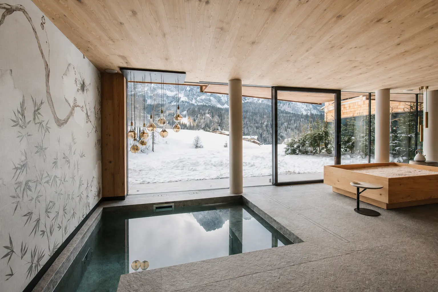Le grandi vetrate della Private Spa affacciate sulle montagne innevate