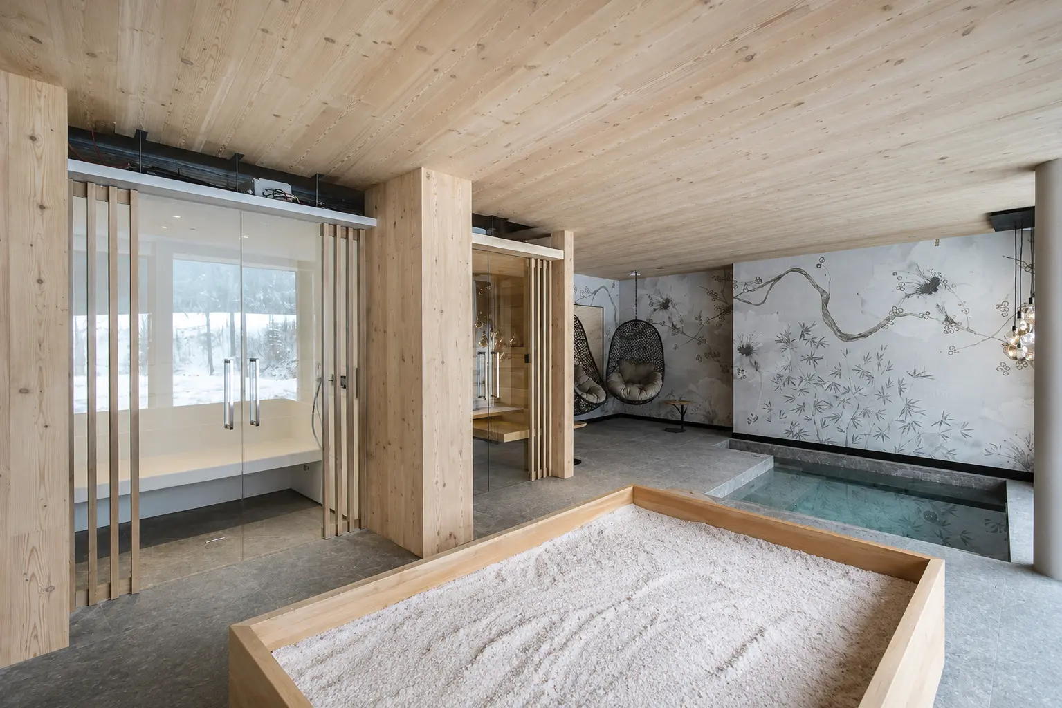 Area relax con poltrone sospese e letto di sale