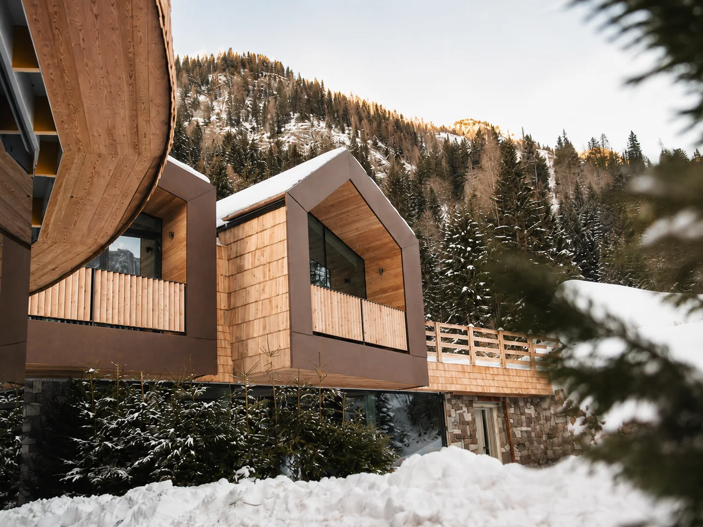 Vista laterale del Mountain Lodge tra la neve e il bosco