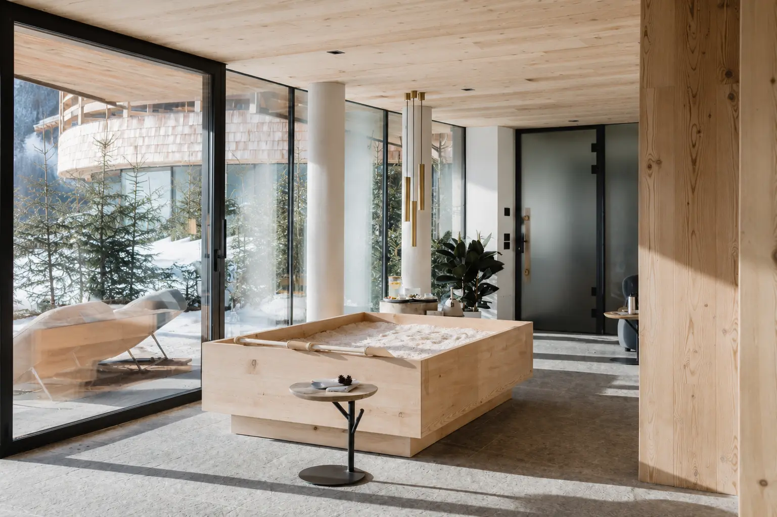 Il lettino di sale davanti alla grande vetrata della Private Spa