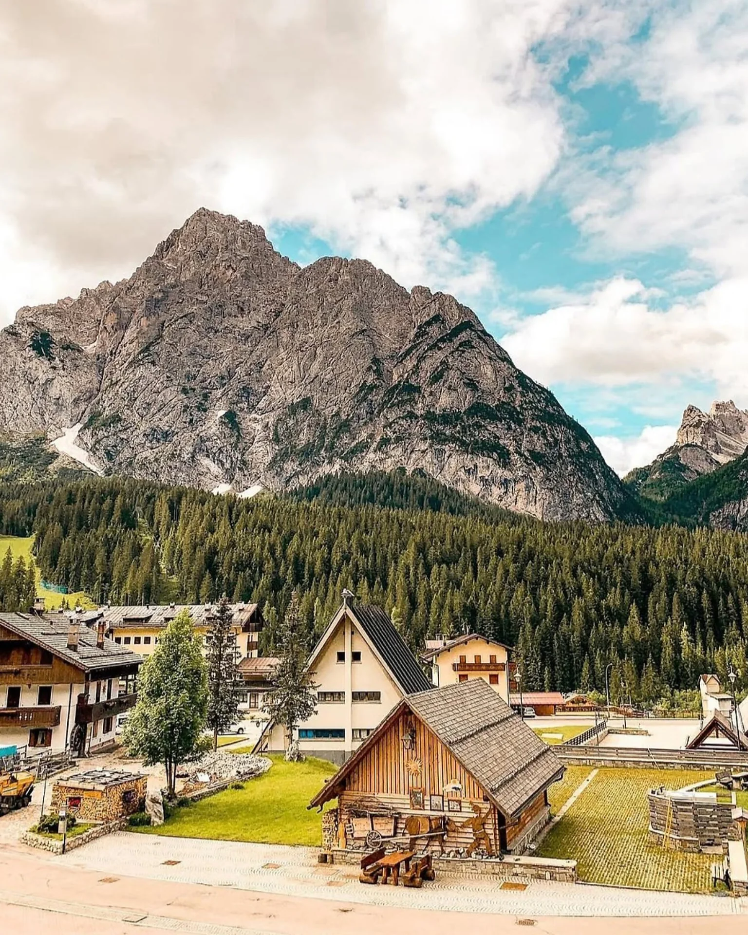 Le montagne di Sappada in estate sopra il paese