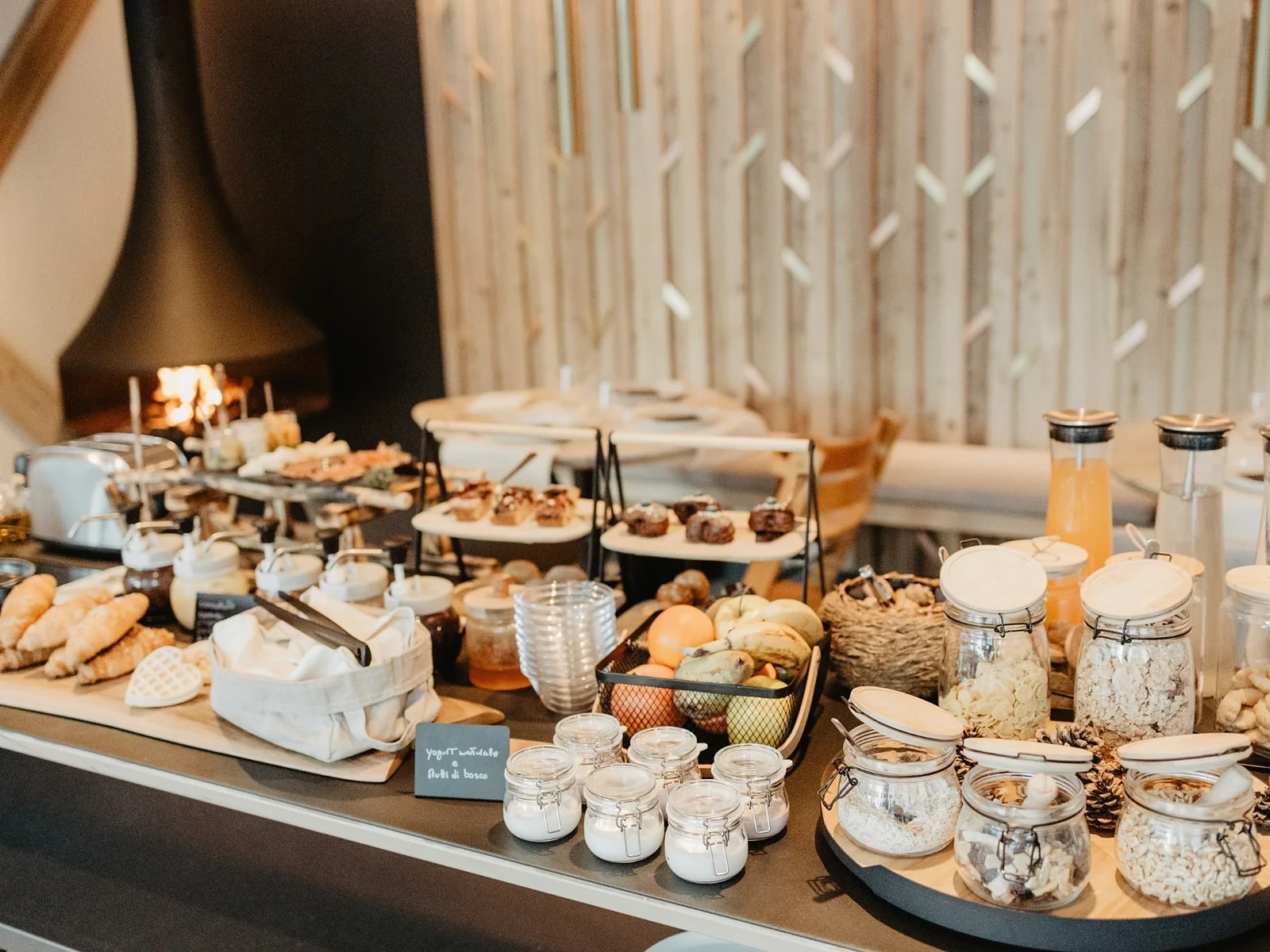 Il buffet della colazione con prodotti freschi e locali
