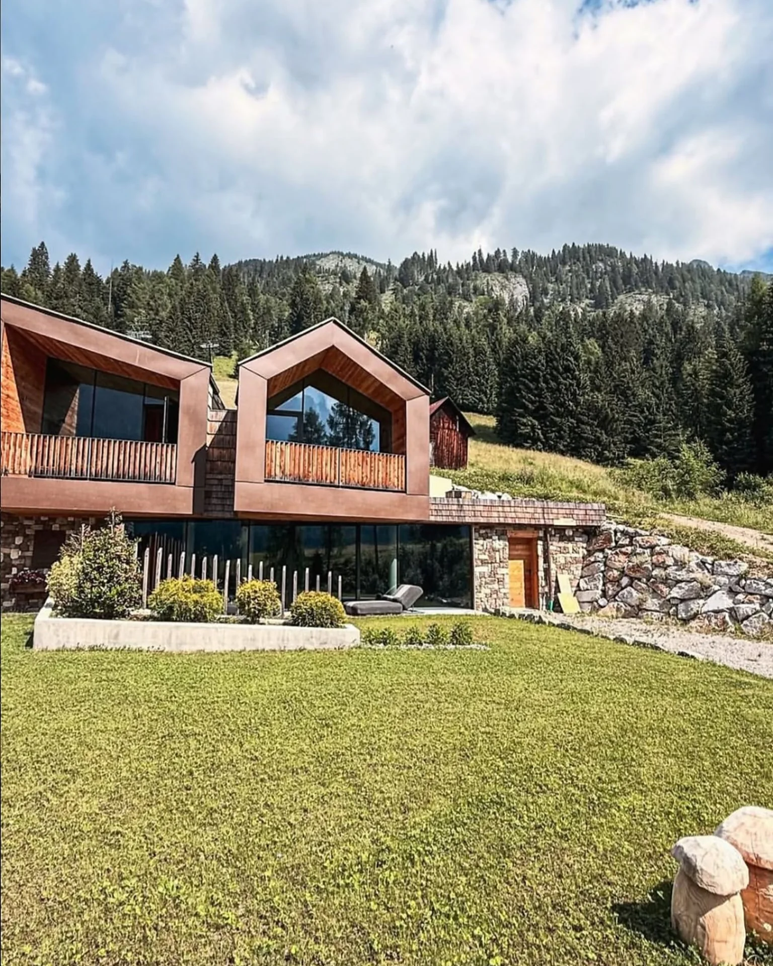 Il Mountain Lodge circondato dal verde in estate