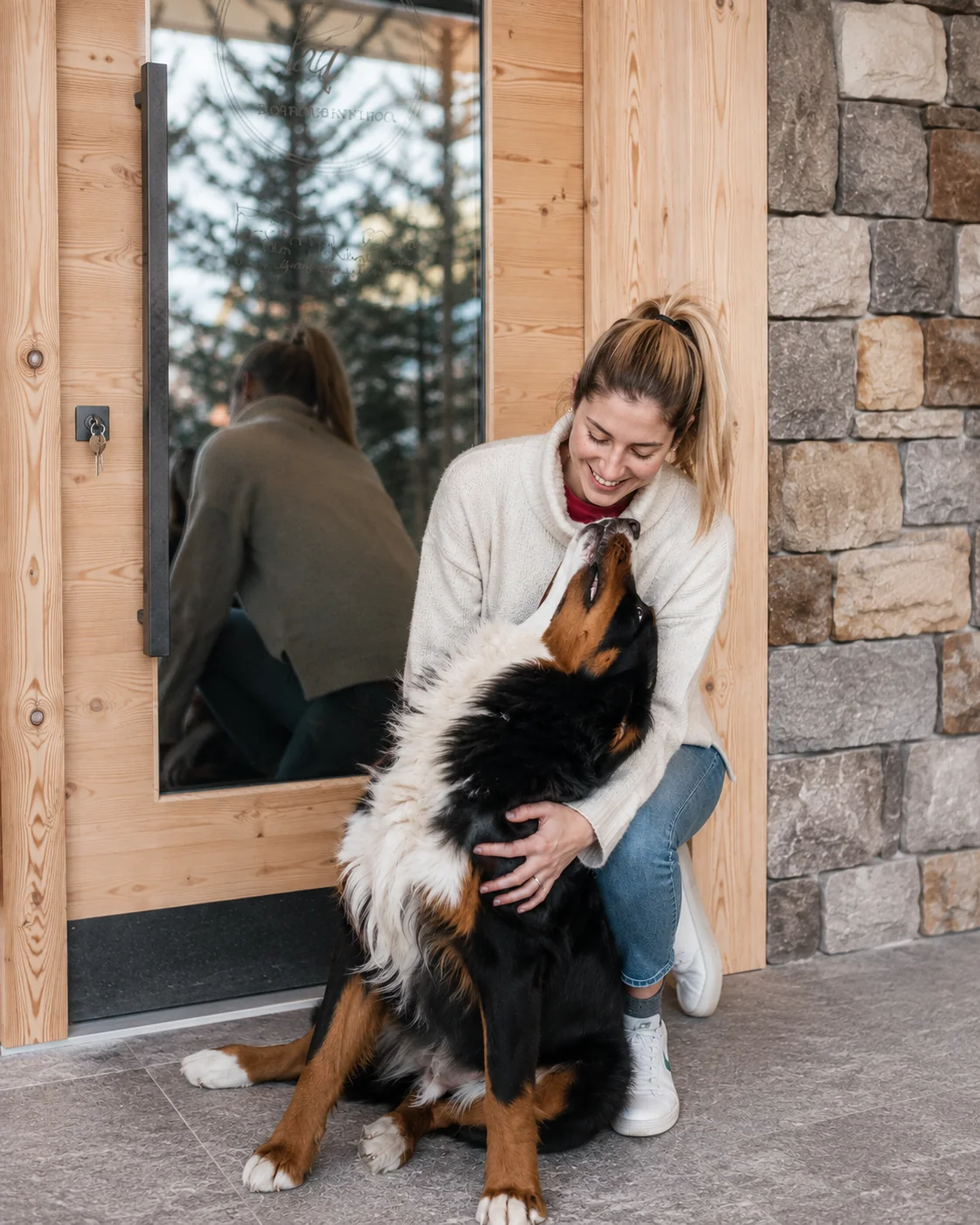 Martina con il suo cane all’ingresso di Borgo Antico