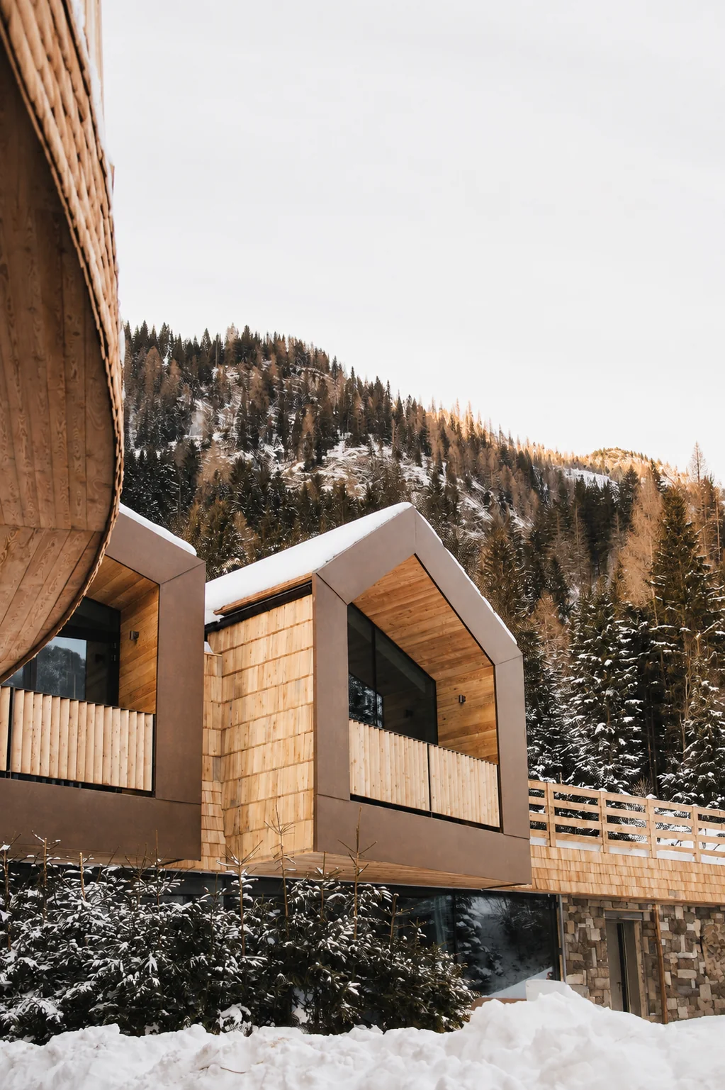 Esterno del Mountain Lodge in legno immerso nella neve